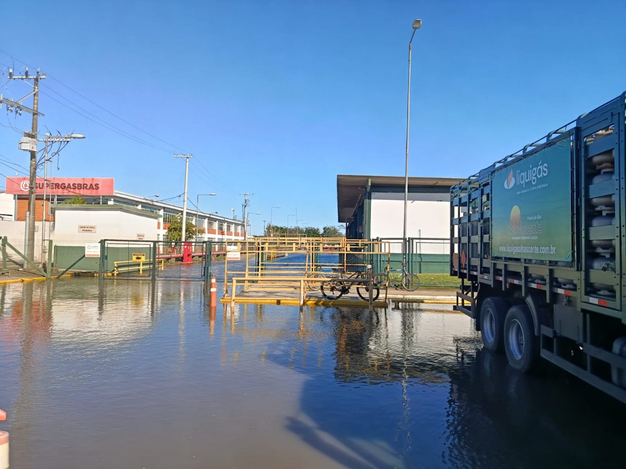 Parte do pátio de distribuidora da Liquigás em Canoas continua cheio de água