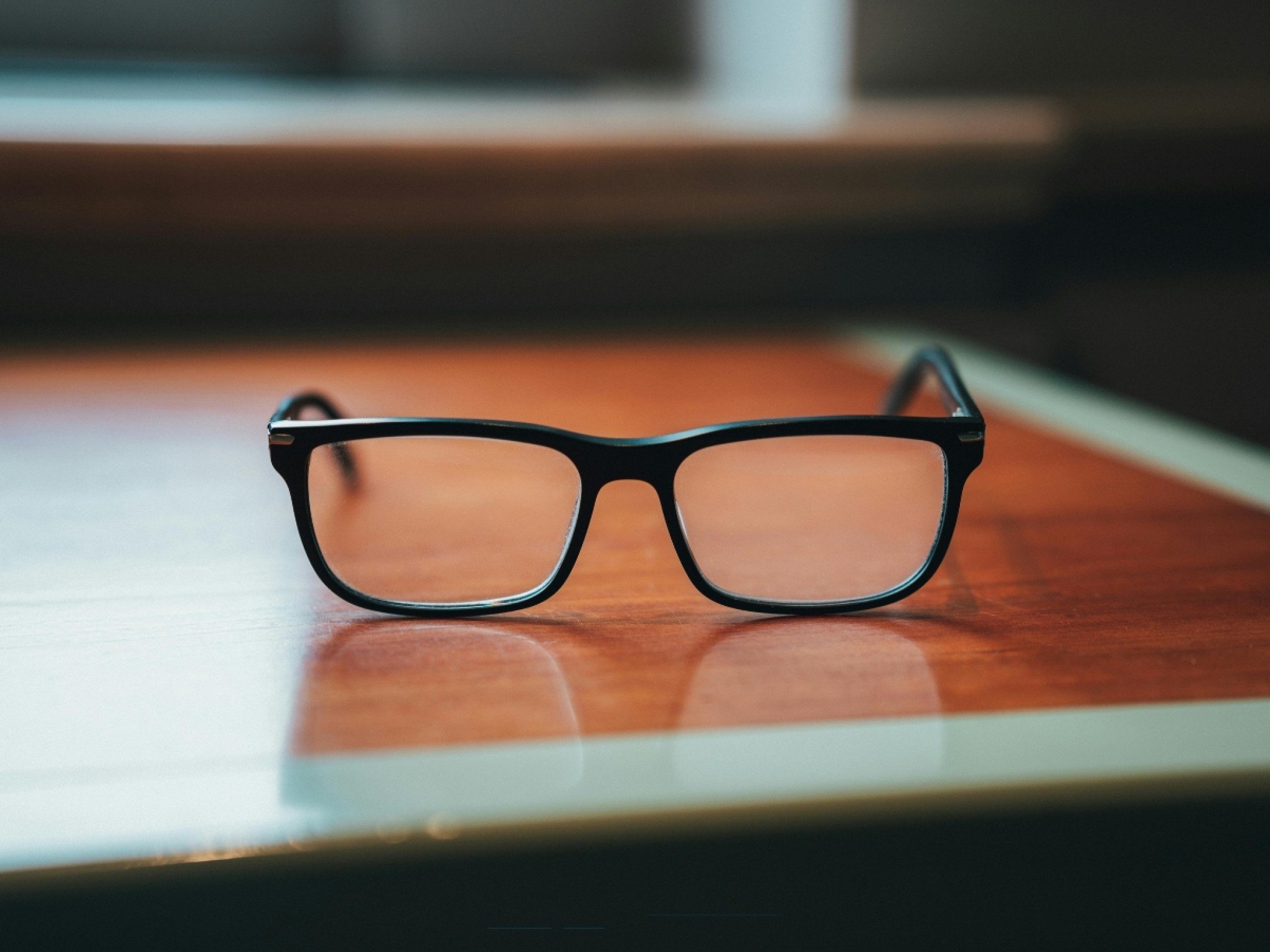 Óculos riscados? Este truque simples vai deixar as suas lentes como novas