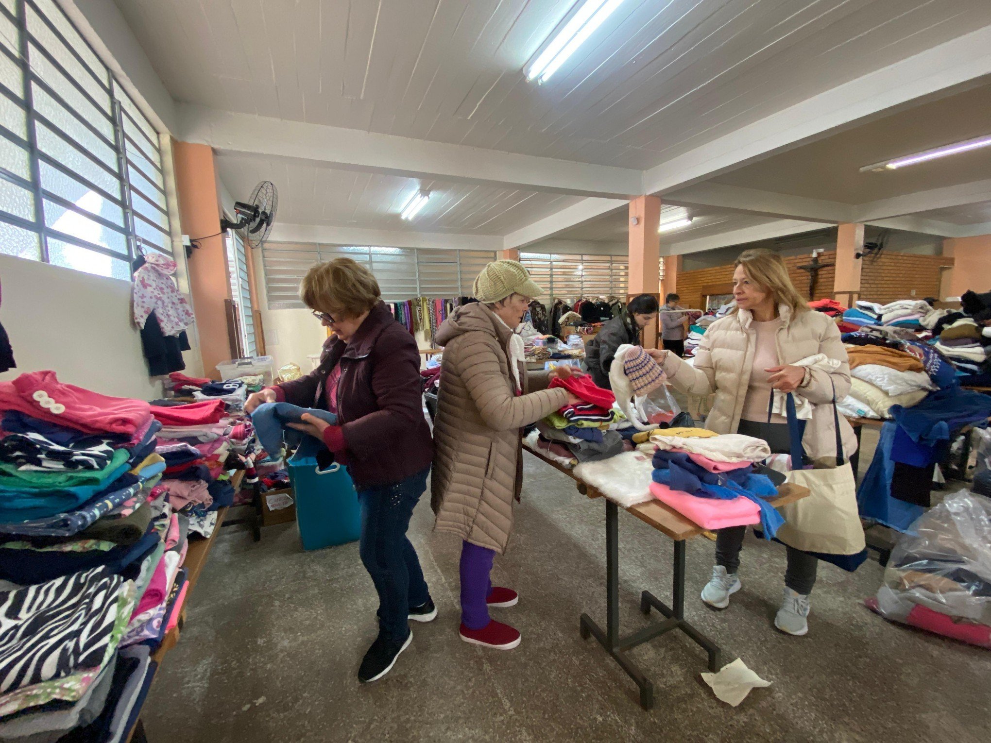 Moda circular e solidariedade: Cáritas da Capela São Miguel promove bazar de inverno em Novo Hamburgo; saiba quando