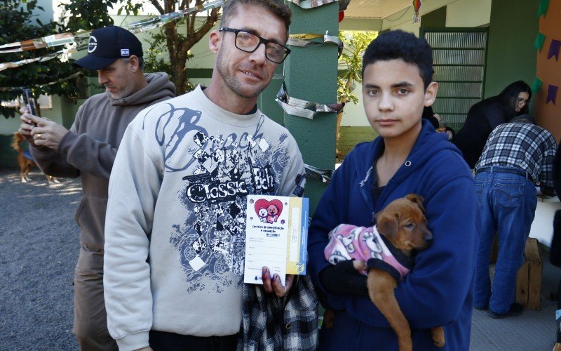 Ângelo levou o filho para adotar uma cachorrinha no evento do Bem-Estar Animal