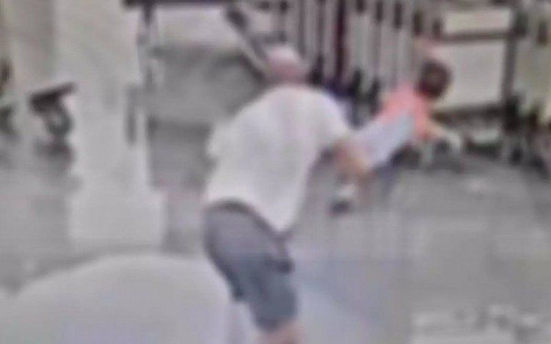Bebê de 18 meses foi arremessada por homem em aeroporto | abc+