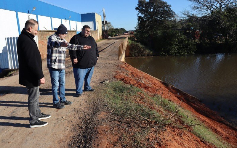 Gabriel Dias, Nilson Karam e Tarzan Corrêa mostram pontos onde deve ser construído revestimento de concreto no dique da Vicentina