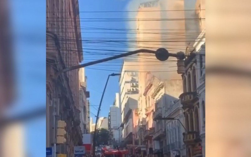 Prédio pega fogo no Centro Histórico de Porto Alegre | abc+