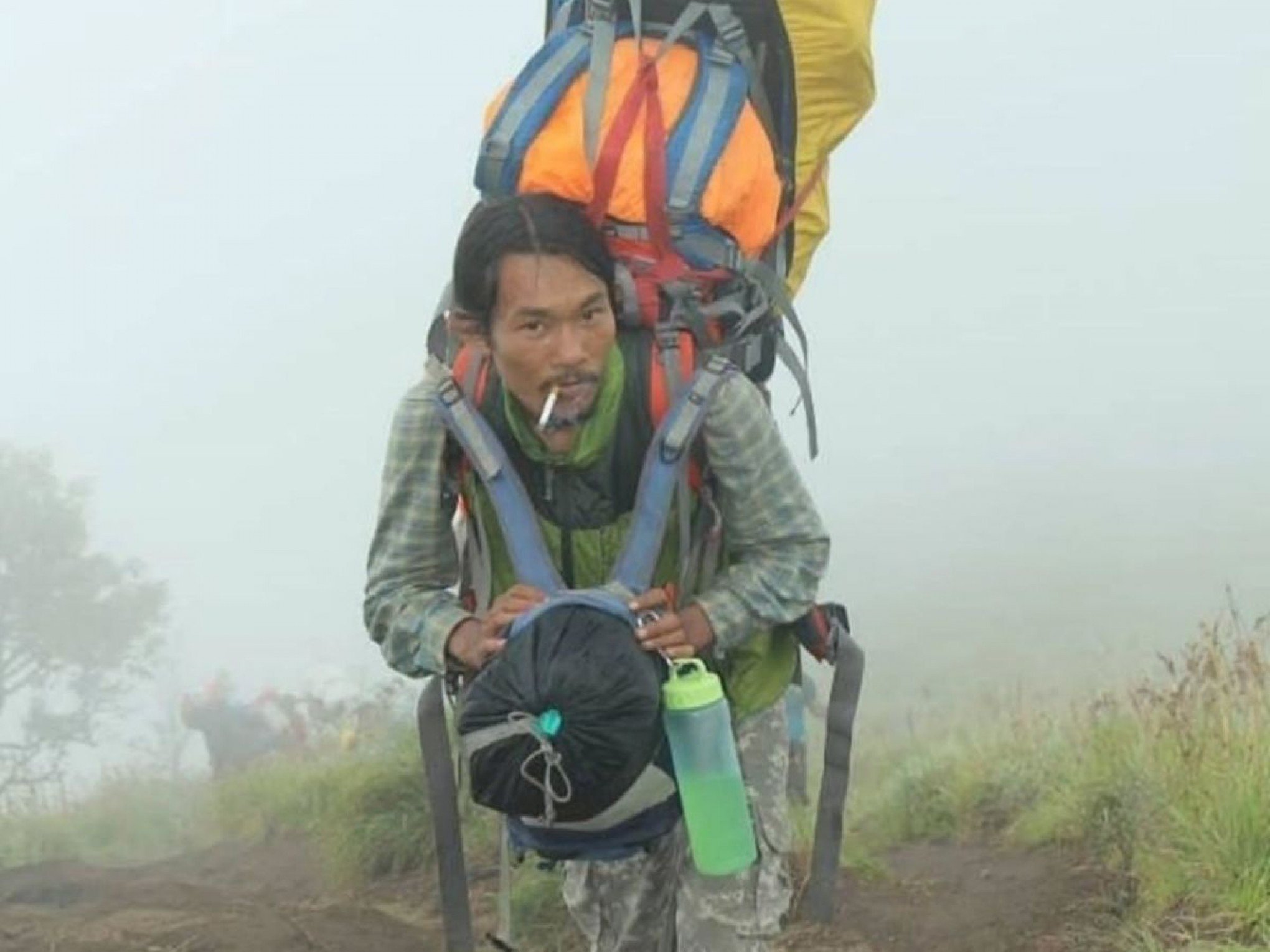 Quem é o alpinista que liderou buscas por brasileira achada morta na Indonésia