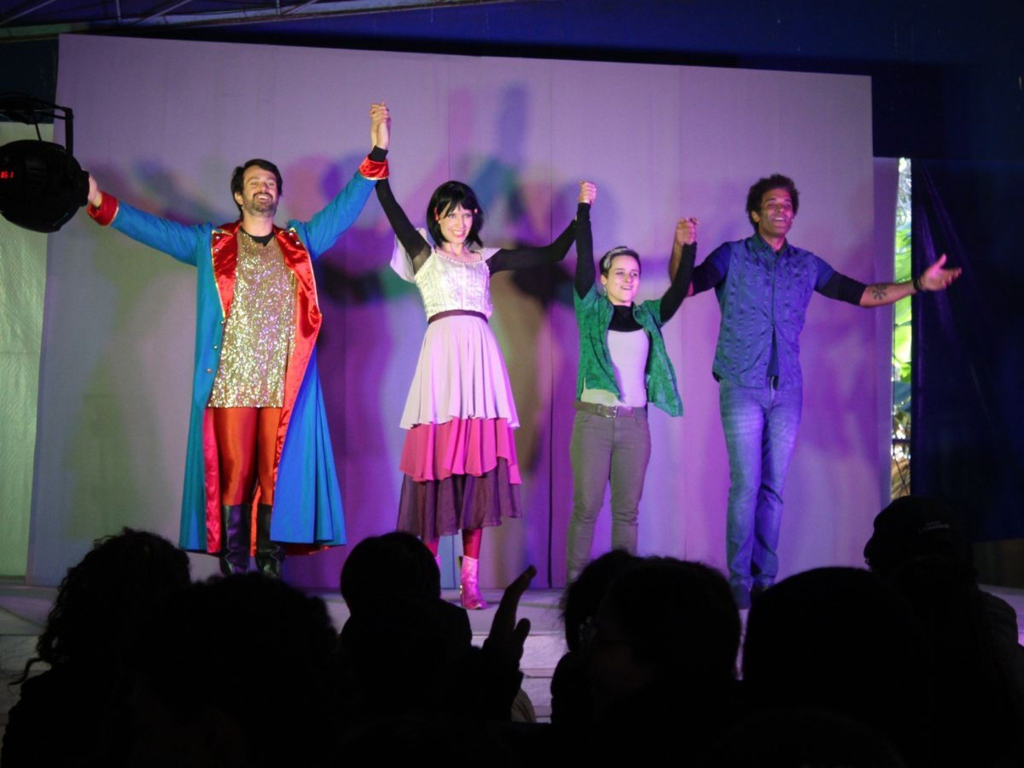 Com peça de teatro e bate-papo, projeto conscientiza estudantes sobre diversidade