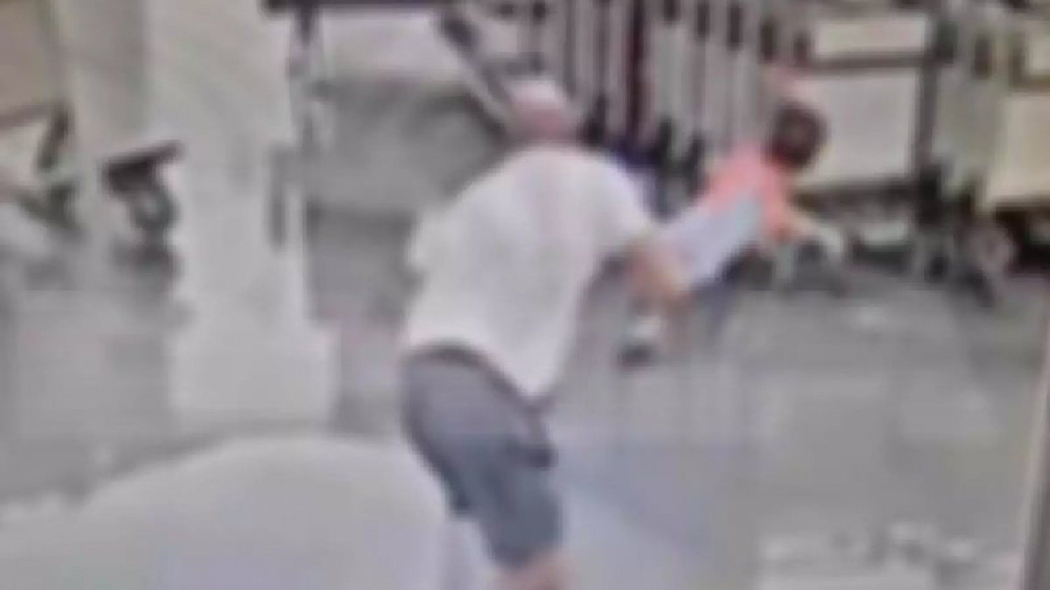 VÍDEO: Turista arremessa bebê de 18 meses em chão de aeroporto