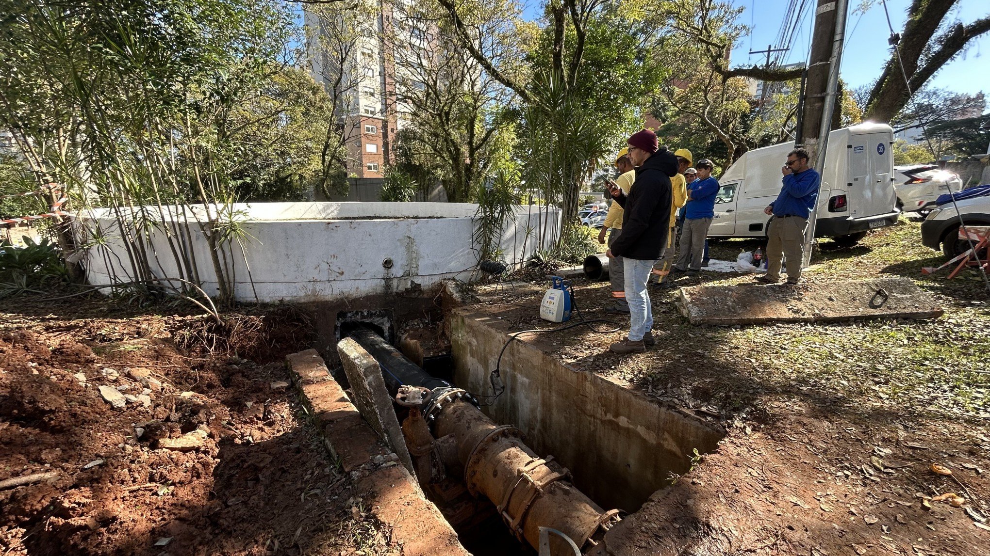 Após identificação de fissuras, tubulação junto à casa de bombeamento da Avenida Maurício Cardoso é substituída em Novo Hamburgo