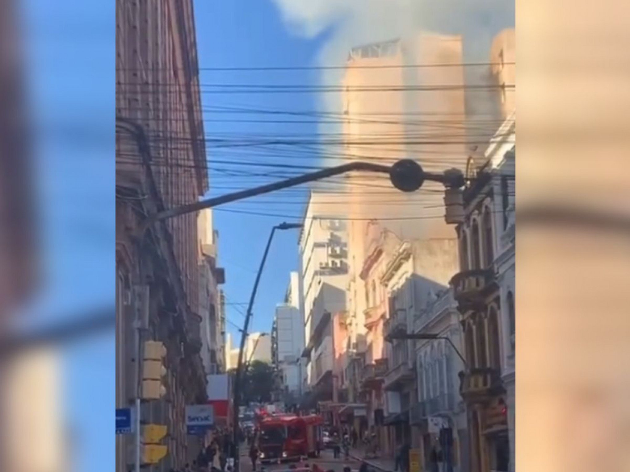 VÍDEO: Prédio pega fogo no Centro Histórico de Porto Alegre