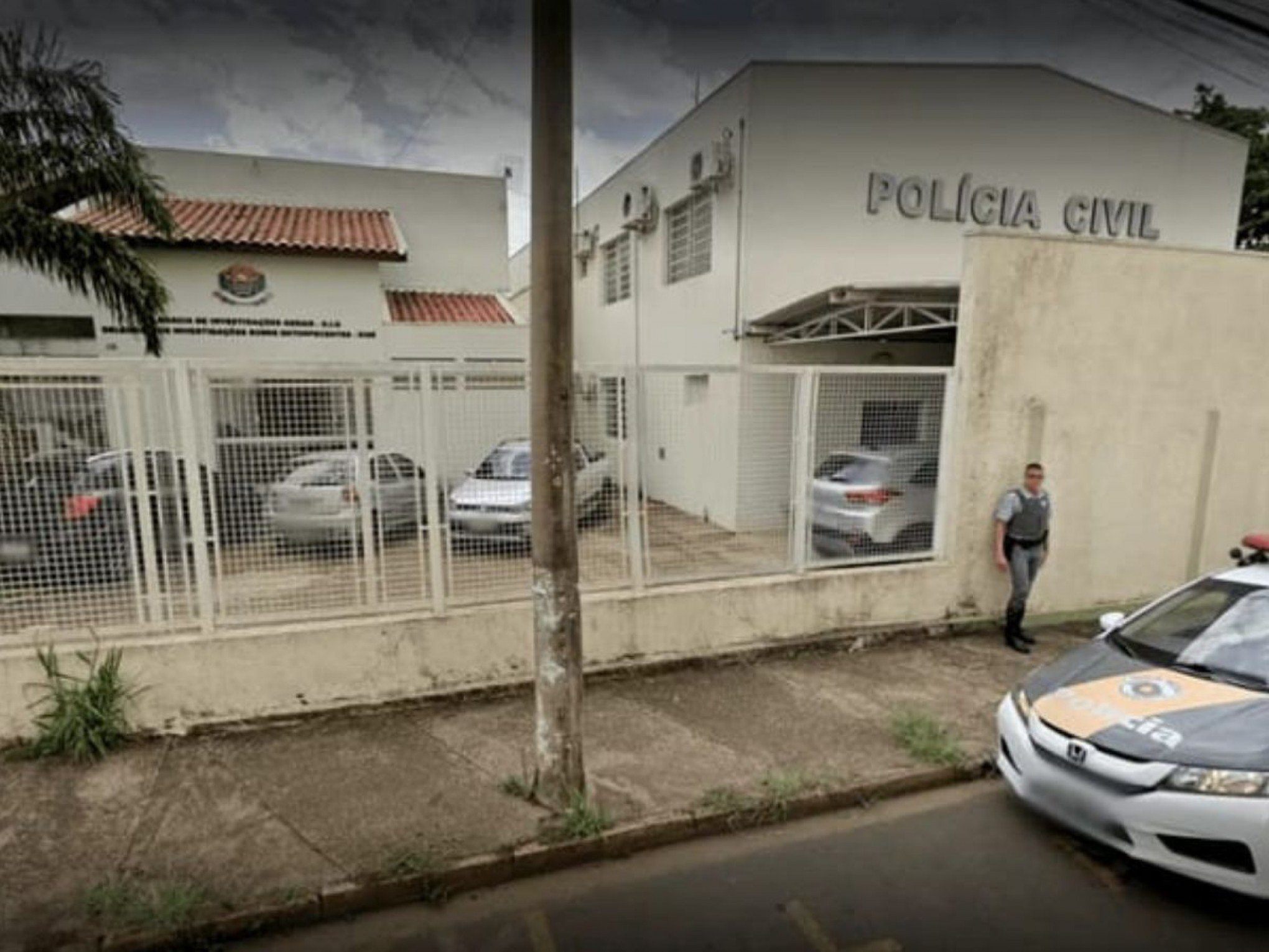 Mãe é investigada por tentar atropelar jovem que teria agredido filho em partida de futebol