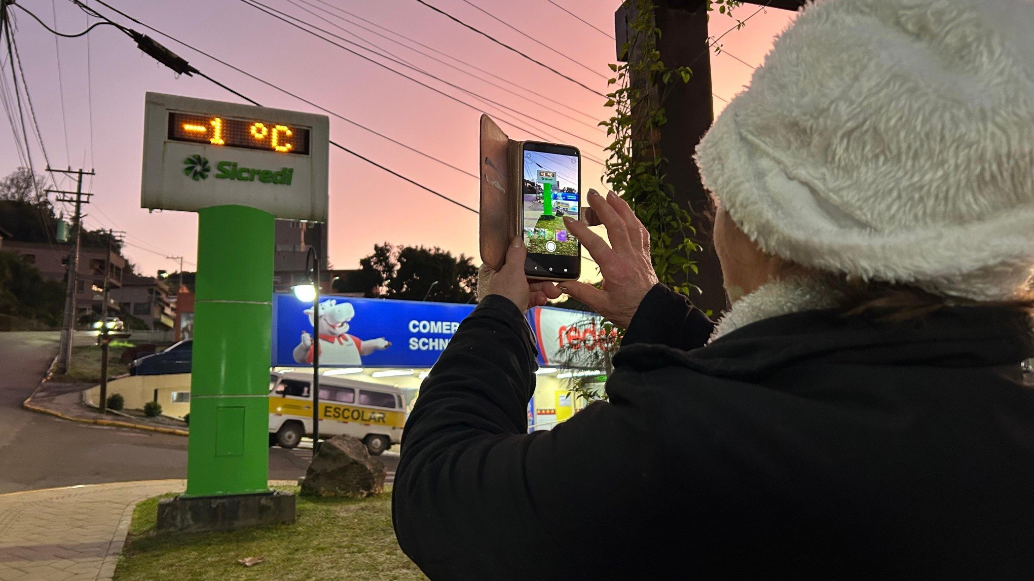 Campo coberto de gelo e temperatura de -1°C: Cidade da região que registrou neve tem mais um dia de frio intenso