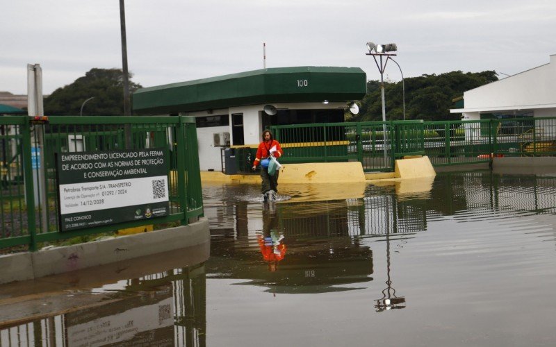 Entrada da Transpetro, no bairro Rio Branco, em Canoas, seguia cheia de água nesta quinta-feira (26)