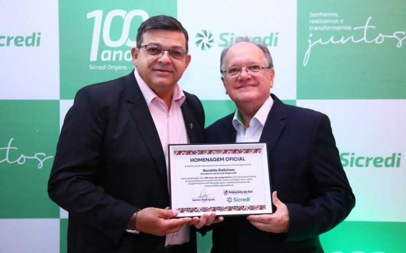 Prefeito Volmir Machado entregou uma placa ao presidente Ronaldo Sielichow em reconhecimento ao trabalho realizado pela Sicredi Origens RS | abc+