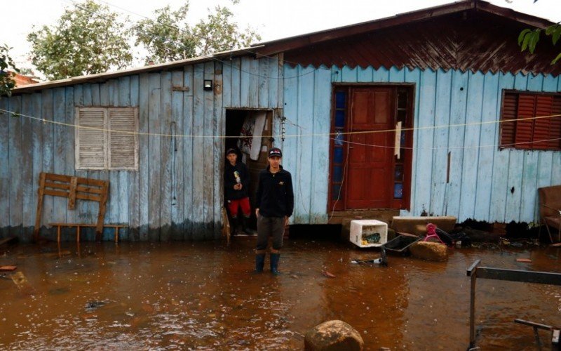 Há moradores que permaneciam em casa, na manhã desta quinta-feira (26), na região das Ilhas, na Capital