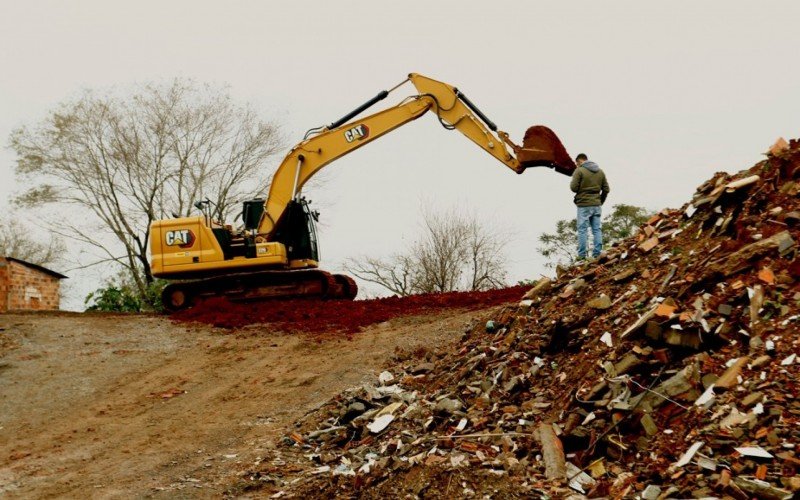 Prefeitura de Canoas permanece durante o dia inteiro, nesta quinta-feira (26), executando obras de reparo no dique do Sarandi