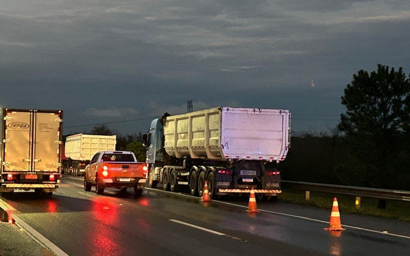BR-448: Colisão entre carro e caminhão deixa uma pessoa ferida e causa congestionamento | abc+
