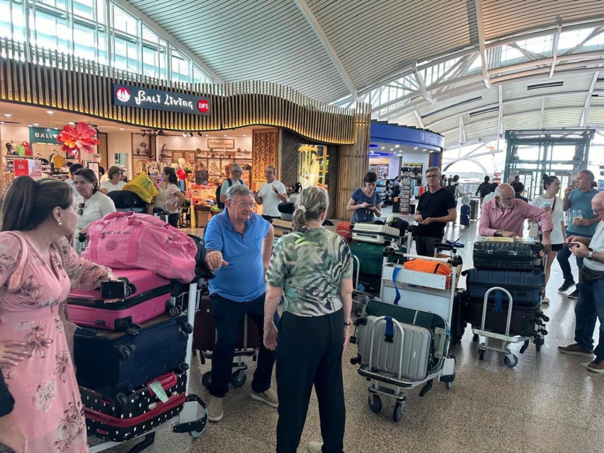 Companhia aérea internacional cancela voo e grupo de gaúchos espera há mais de 48 horas por respostas para voltar para casa