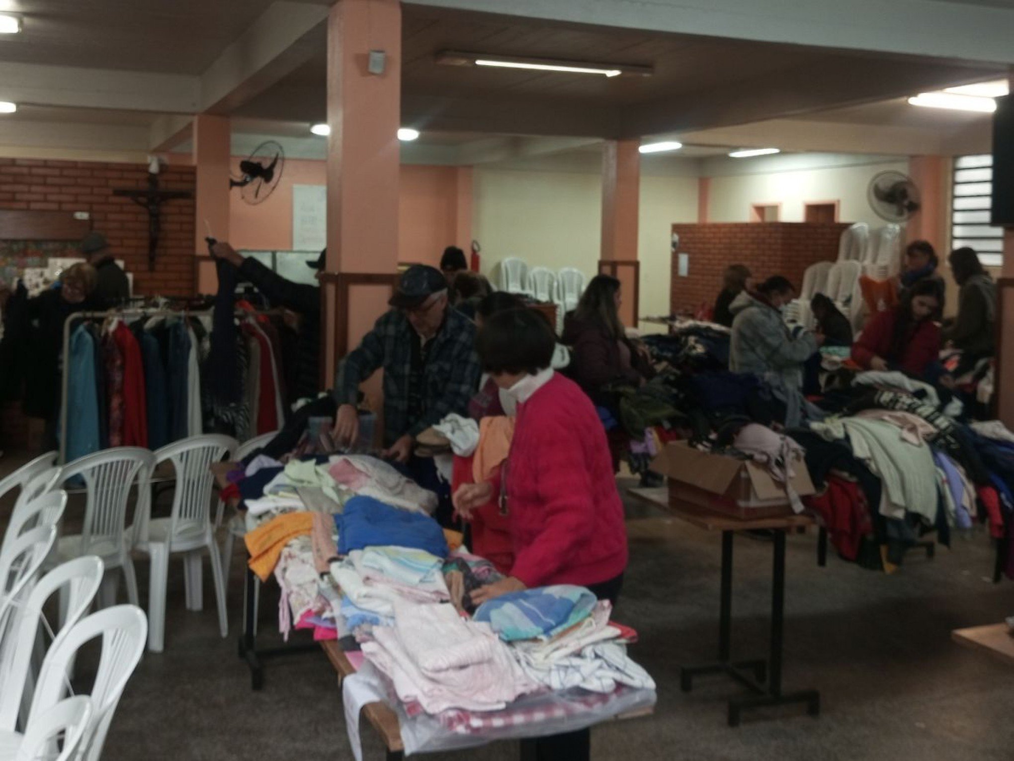 Brechó solidário foi sucesso na quinta e retorna no sábado com roupas a partir de R$ 2