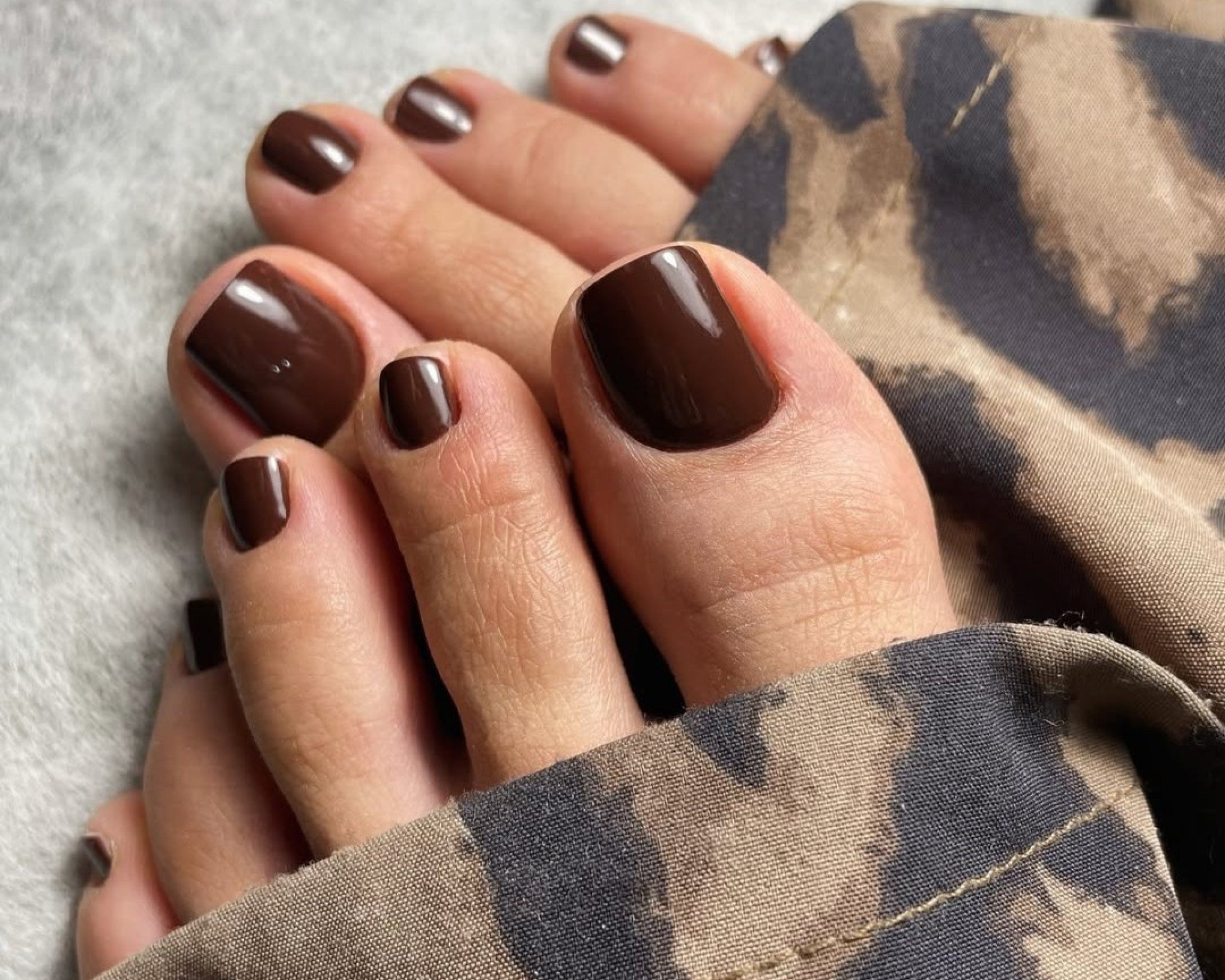Tons escuros para as unhas dos pés  | abc+