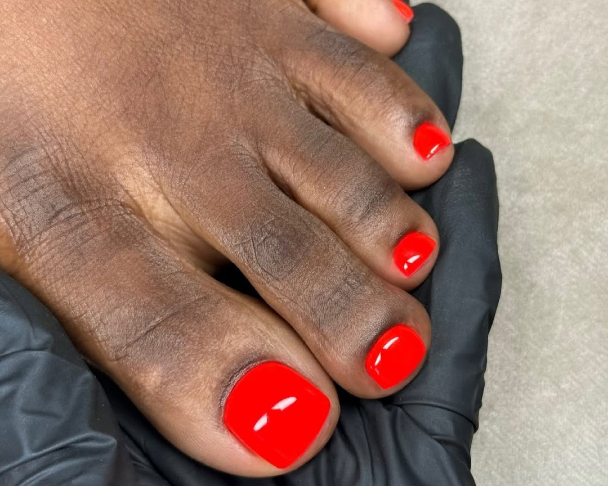Inspiração de pedicure com esmalte vermelho  | abc+