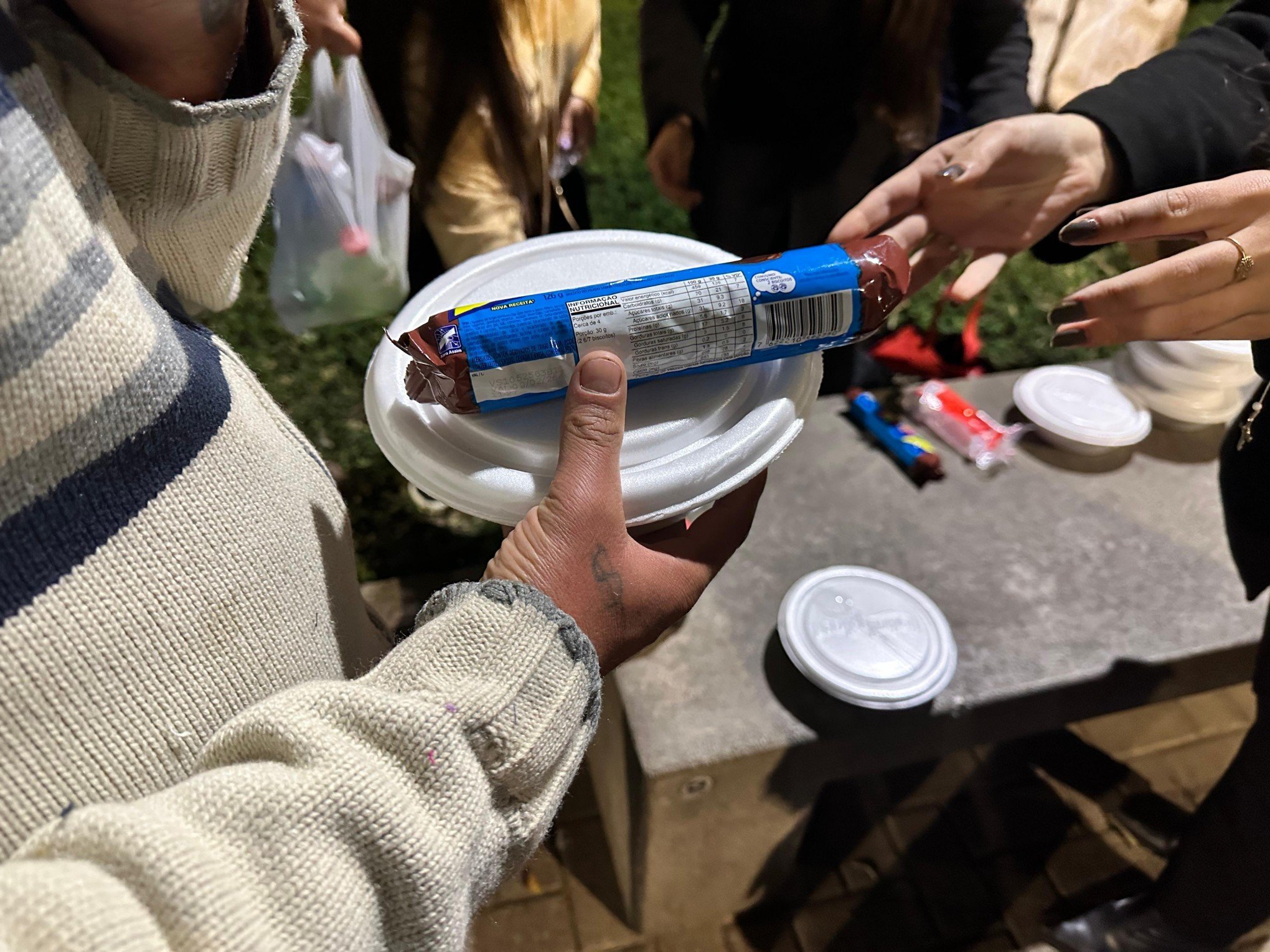 Alimentos, roupas, cobertor e afeto: Ação de voluntários busca fazer a diferença para pessoas em situação de rua