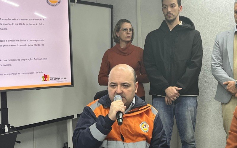 Chefe da Defesa Civil com meteorologista Cátia Valente e hidrólogo Pedro Camargo ao fundo | abc+