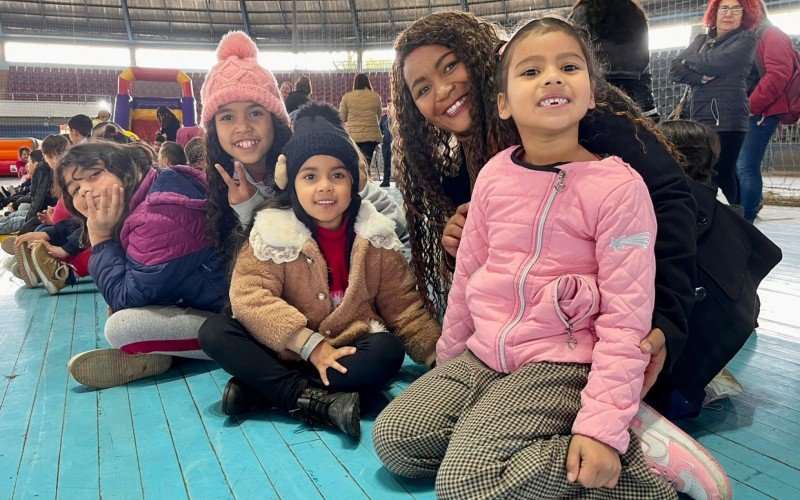 As pequenas venezuelanas Alexa,5, Nicol,5 e Eliane, 9, com a representante do NERER, Simone Rodrigues 