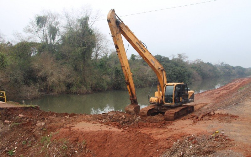 Obra de retirada da passarela junto ao dique entre o bairro Santo Afonso e a Vila Marrocos