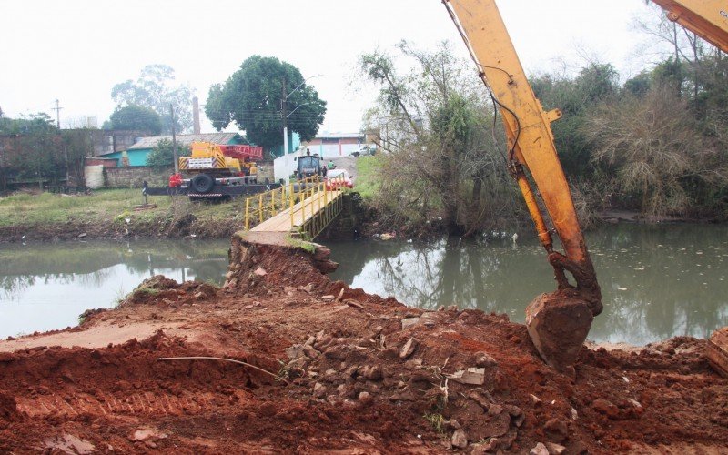 Obra de retirada da passarela junto ao dique entre o bairro Santo Afonso e a Vila Marrocos | abc+
