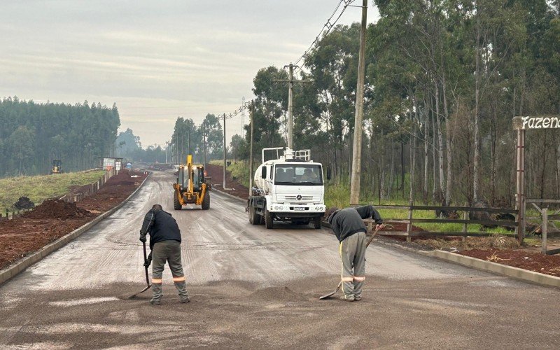 Profissionais trabalham na obra na Estrada Presidente Lucena. Já são 1.200 metros asfaltados no trecho que conecta Novo Hamburgo a São Leopoldo | abc+
