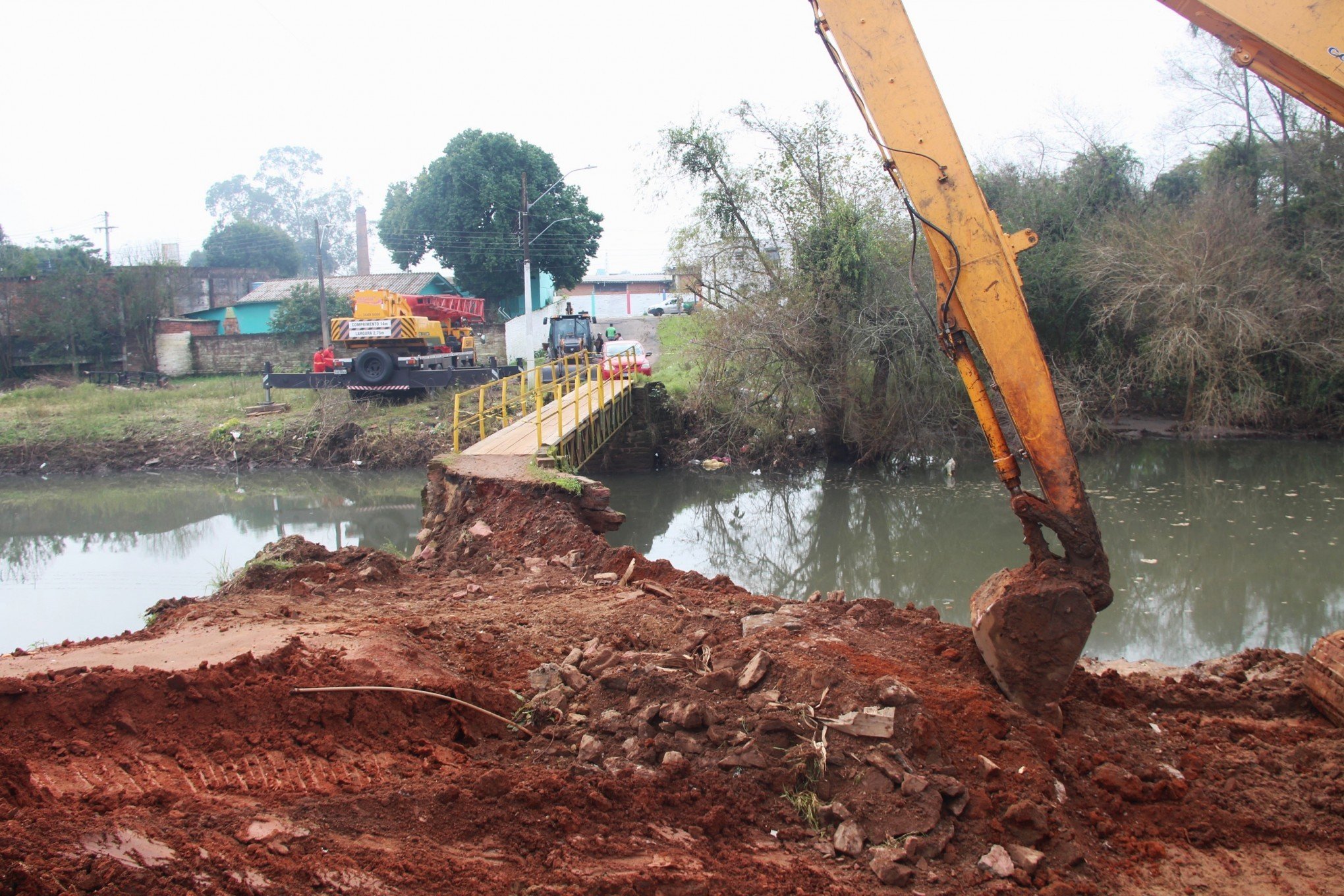Prefeitura remove passarela sobre o arroio Luiz Rau para evitar alagamentos em Novo Hamburgo