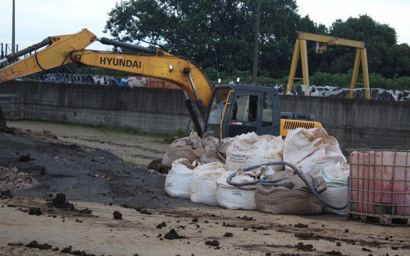 Colocação de big bags no entorno das obras do muro da Cassol