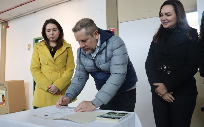 Assinatura da ordem de início da Biblioteca Pública de São Leopoldo 