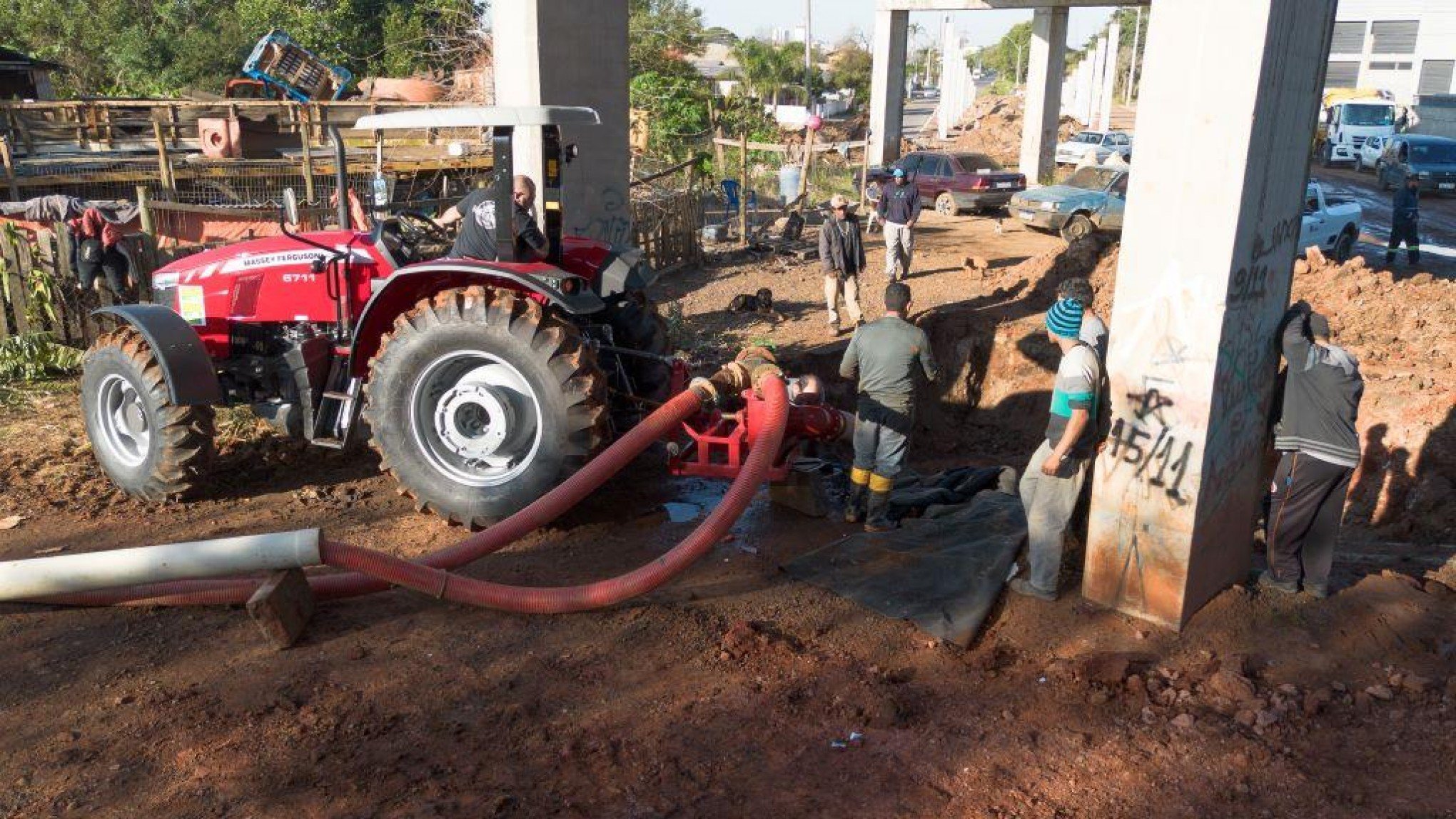 Bomba de drenagem é instalada no bairro Novo Esteio; município também recebe pluviômetros