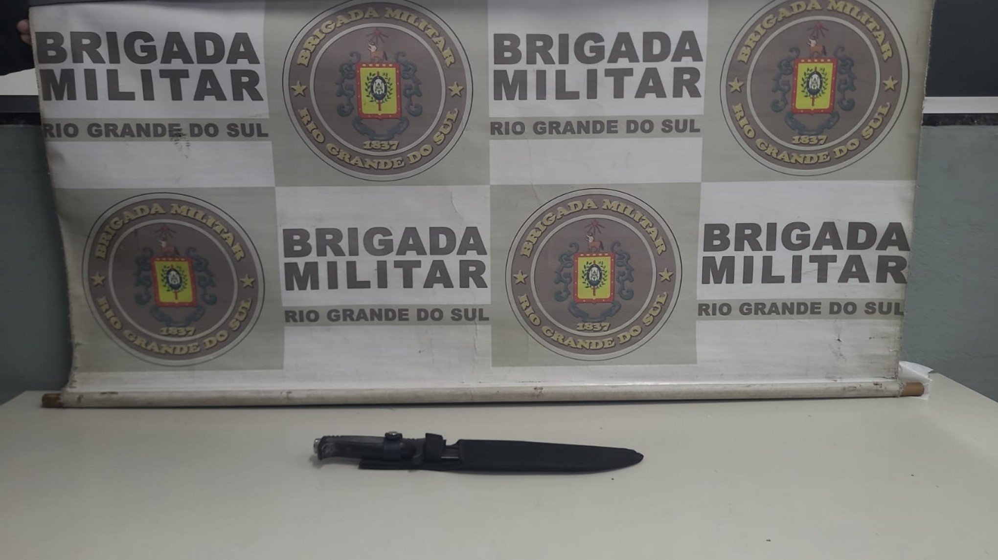 Homem esfaqueia duas mulheres e faz criança de 10 anos refém dentro de farmácia