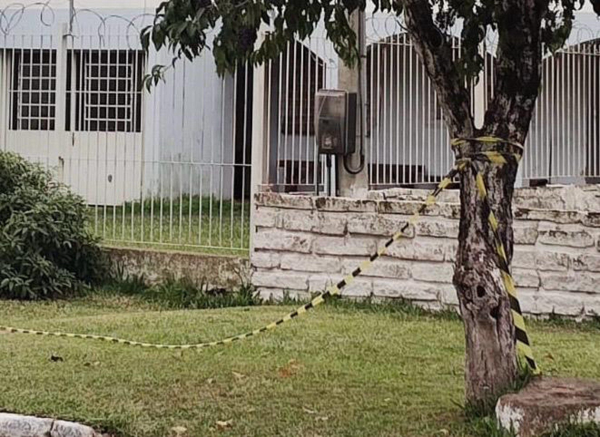 Homem morre após ficar preso em grade de clínica em Canoas