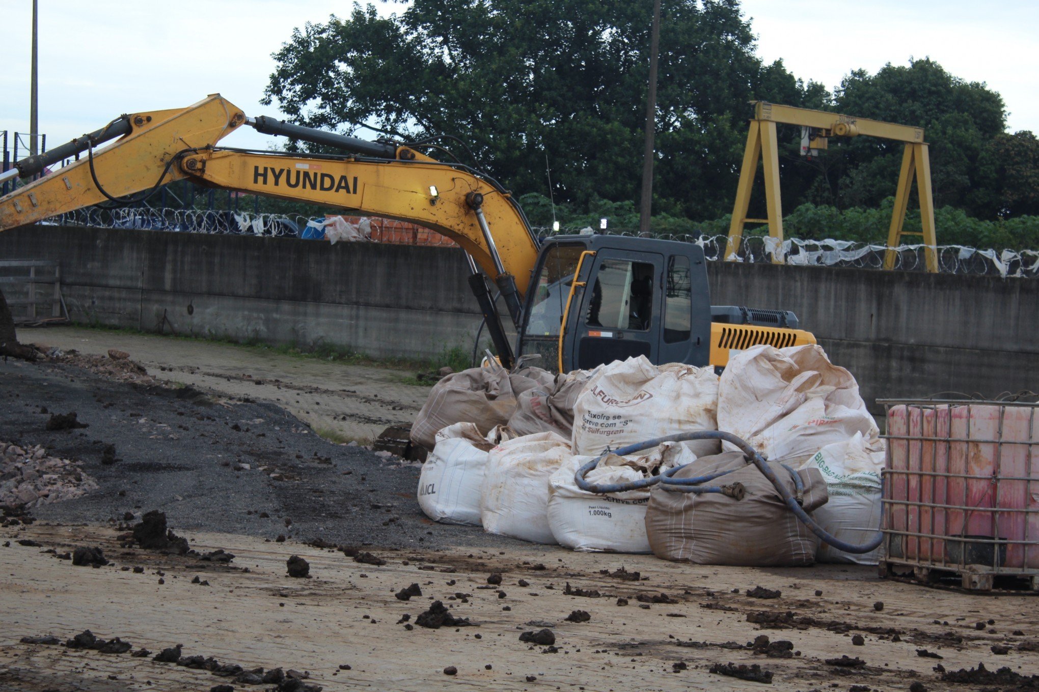 Sacos big bags são colocados no entorno das obras do muro da Cassol; veja outras medidas preventivas