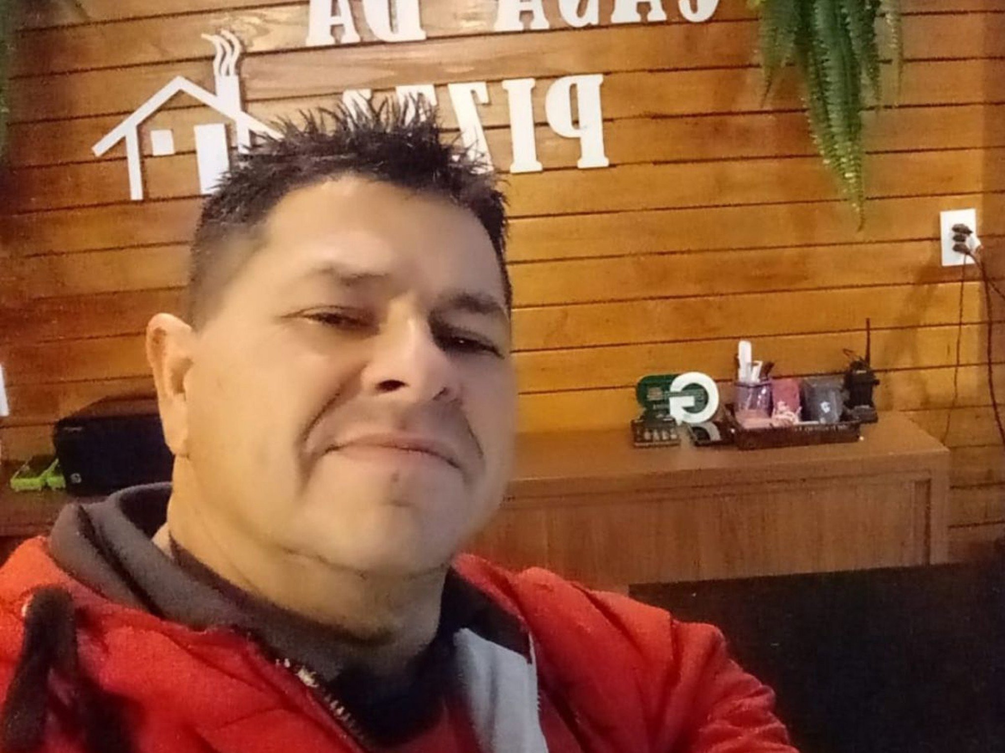 "Saíram para brincar com a vida dos outros na rua", diz irmão de motoboy que morreu ao ser atingido durante racha entre carros