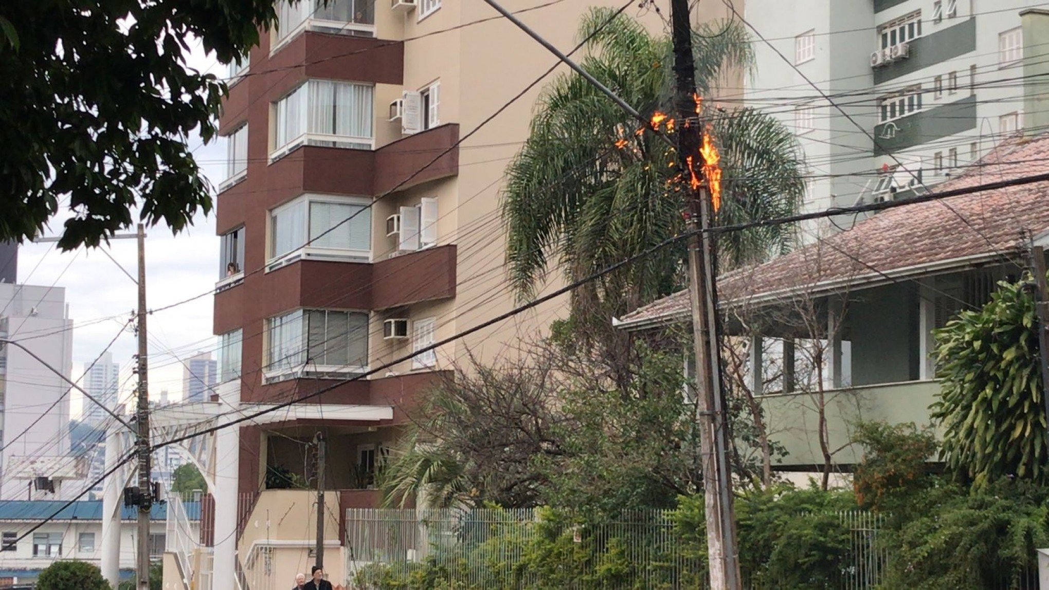 "Não houve danos", diz RGE sobre poste que pegou fogo em Novo Hamburgo
