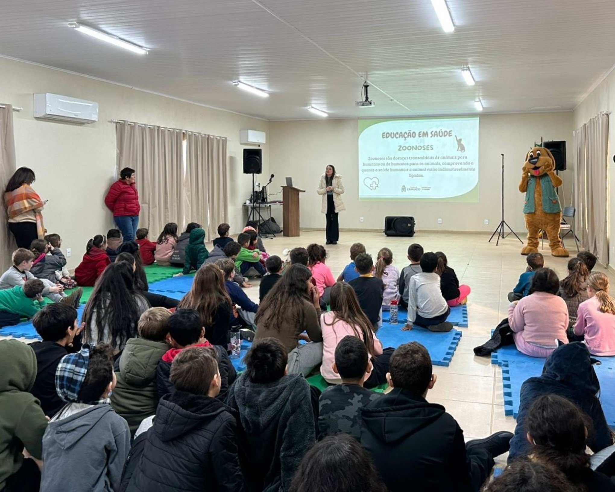Unidade móvel de castração gratuita de animais está no bairro Carniel