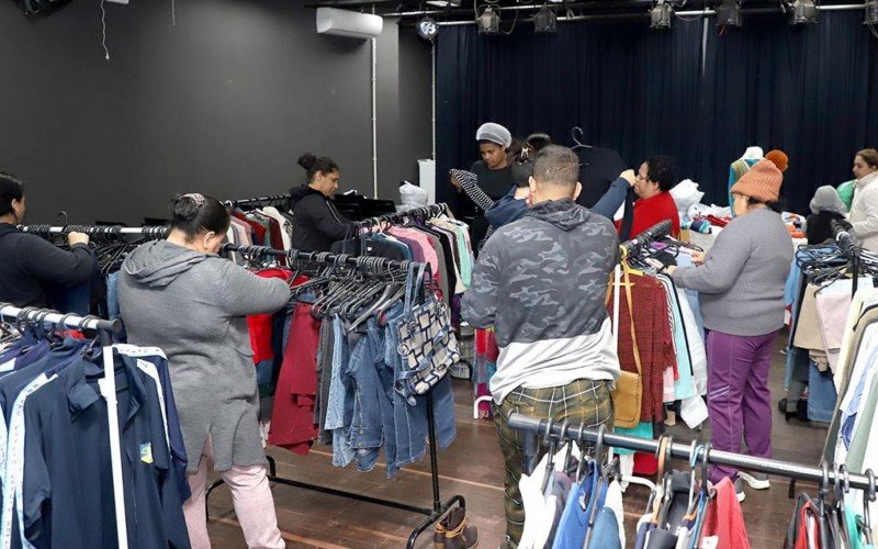 A ação, que percorre diferentes bairros da cidade, faz parte da Campanha do Agasalho 