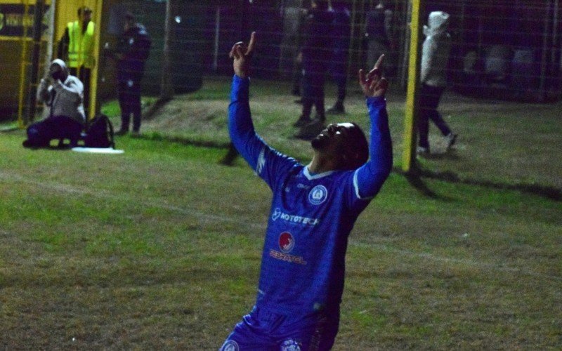 Aimoré venceu o Bagé na noite de sábado (28) e segue líder da competição 