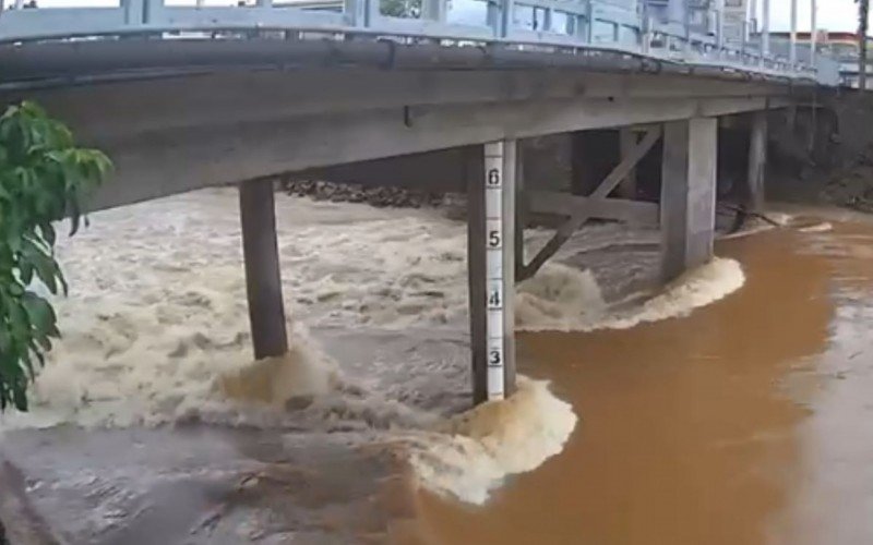 Nível do Rio Paranhana era de 2 metros na manhã deste domingo (29) | abc+