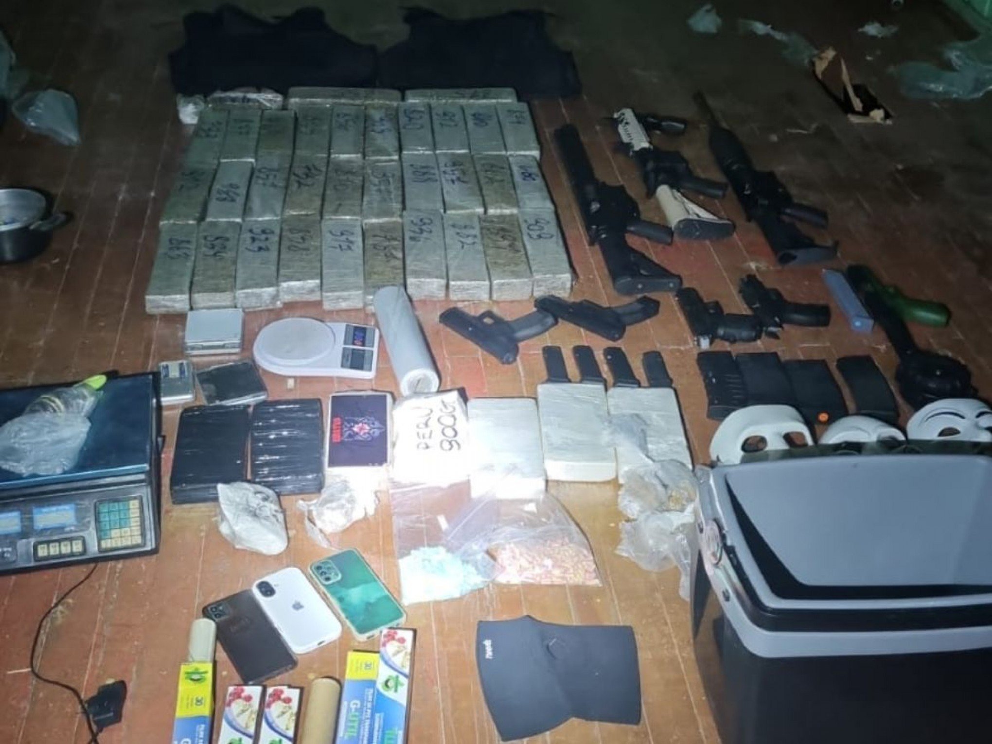 Três fuzis e cinco pistolas são apreendidos em casa no Vale do Sinos
