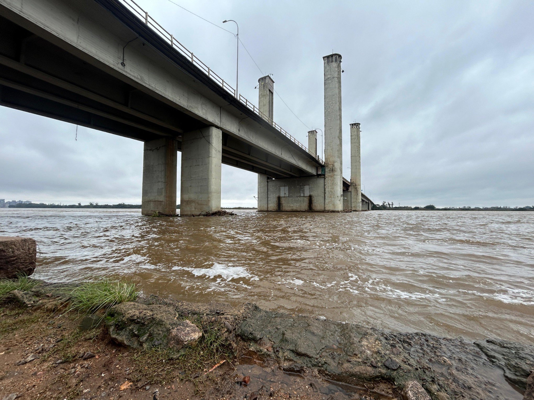 CHUVA NO RS: Guaíba baixa lentamente, mas previsão é de nova elevação