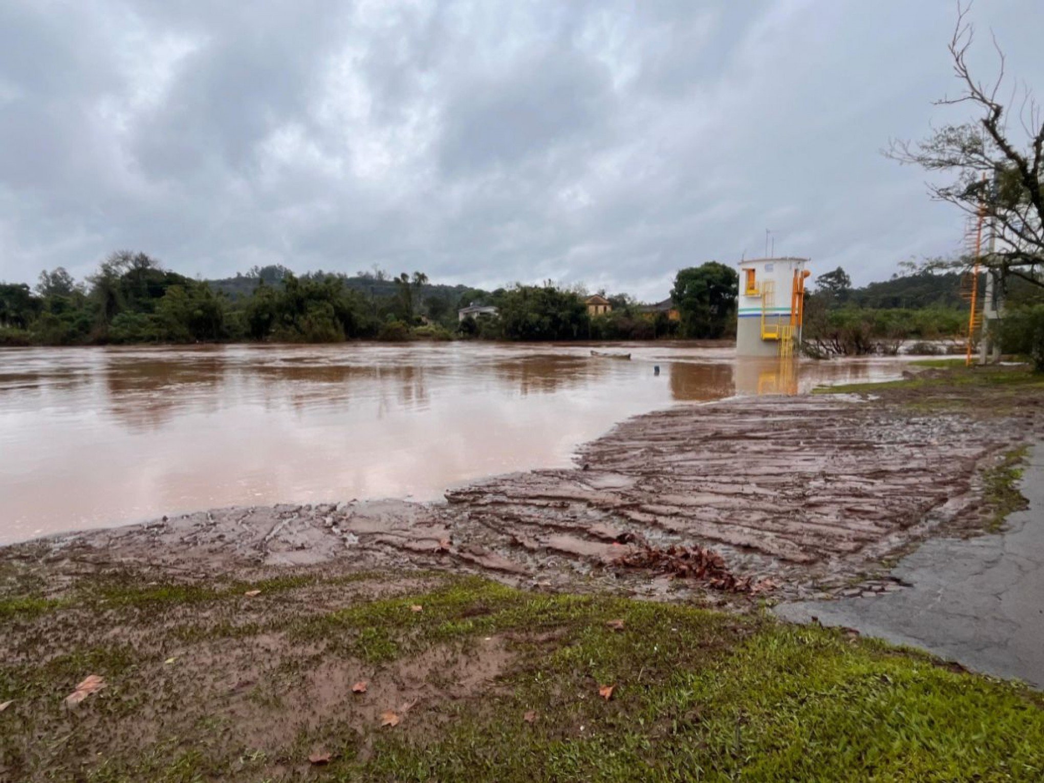 CHUVA NO RS: Rio Caí atinge cota de inundação e famílias já estão em abrigos em São Sebastião do Caí