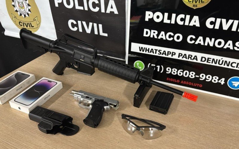 Até a réplica de um fuzil acabou apreendida durante ação contra criminosos, desencadeada em Canoas, nesta segunda-feira (30)