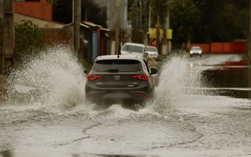 Havia água acumulada somente sobre a pista da Rua Antônio Wobeto, nesta segunda-feira (30), em Canoas