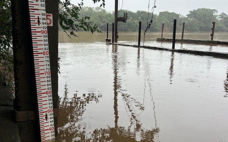 Régua que mede nível do Rio dos Sinos na Rua da Praia, em São Leopoldo, indica que rio está abaixo da cota de inundação nesta segunda-feira | abc+