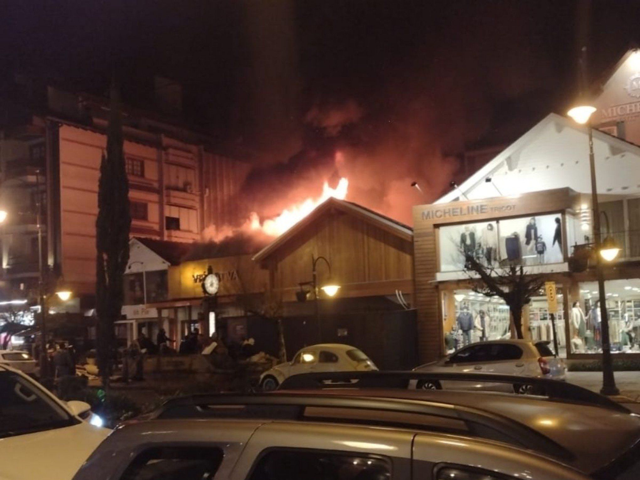 VÍDEO: Comércio do Centro de Gramado é atingido por incêndio