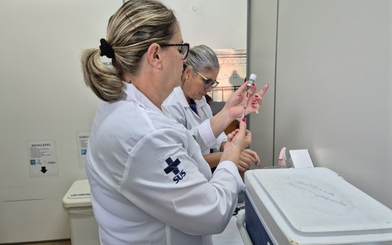 Medida tem como objetivo facilitar o acesso à imunização a população que trabalha e estuda durante o dia 